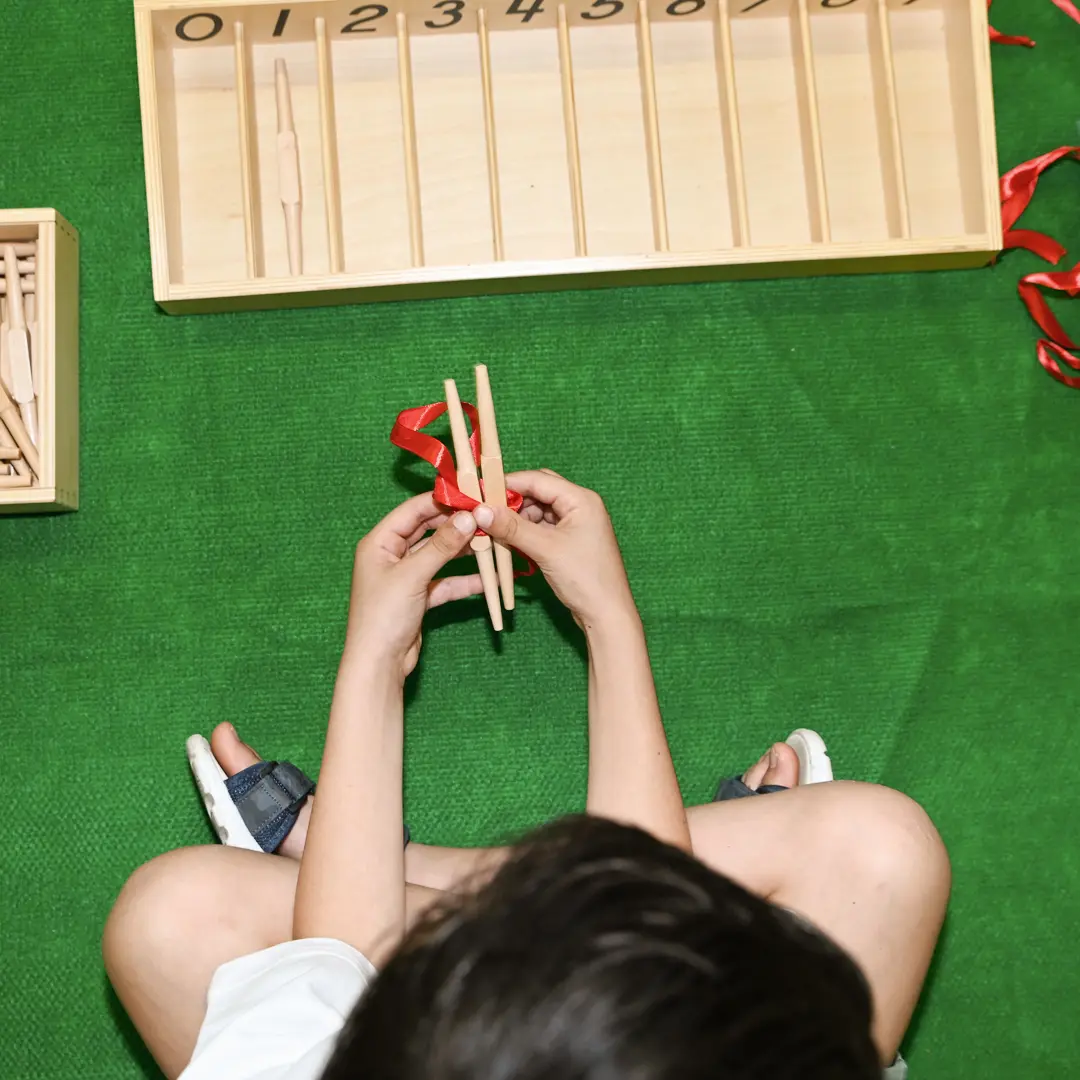 Ambiente Montessori con materiali educativi