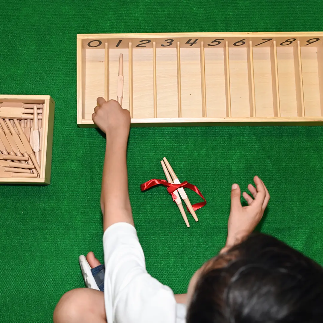 Bambini coinvolti in attività pratiche Montessori